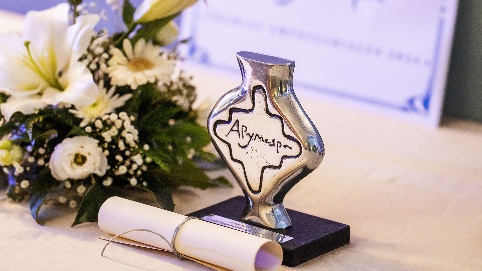 La figura de los Premios Empresariales 2024: Un homenaje artístico a nuestras raíces